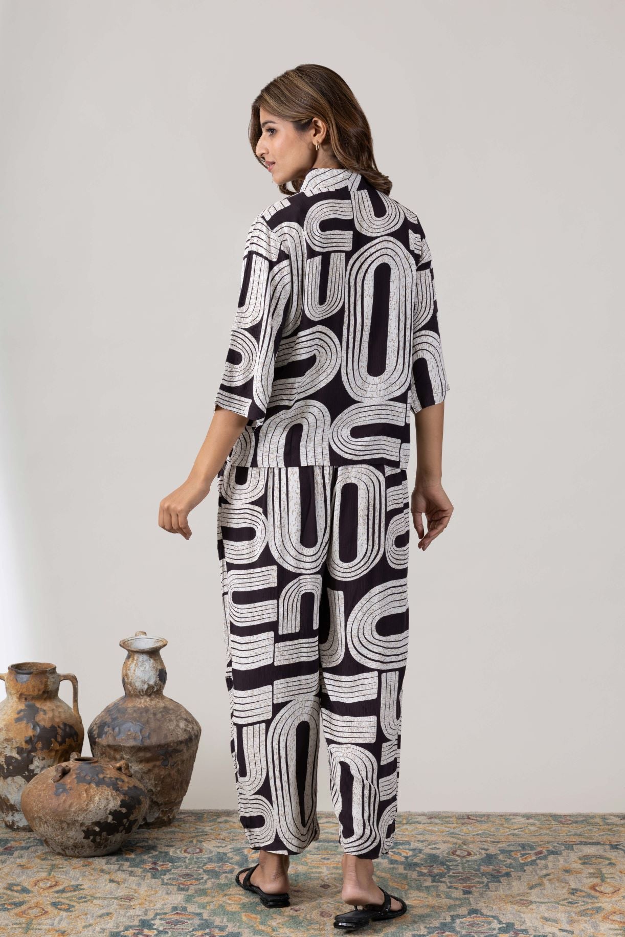 KUDIORY Women Black & White Abstract Printed Co-ord Set with Shirt and Wide-Leg Trousers